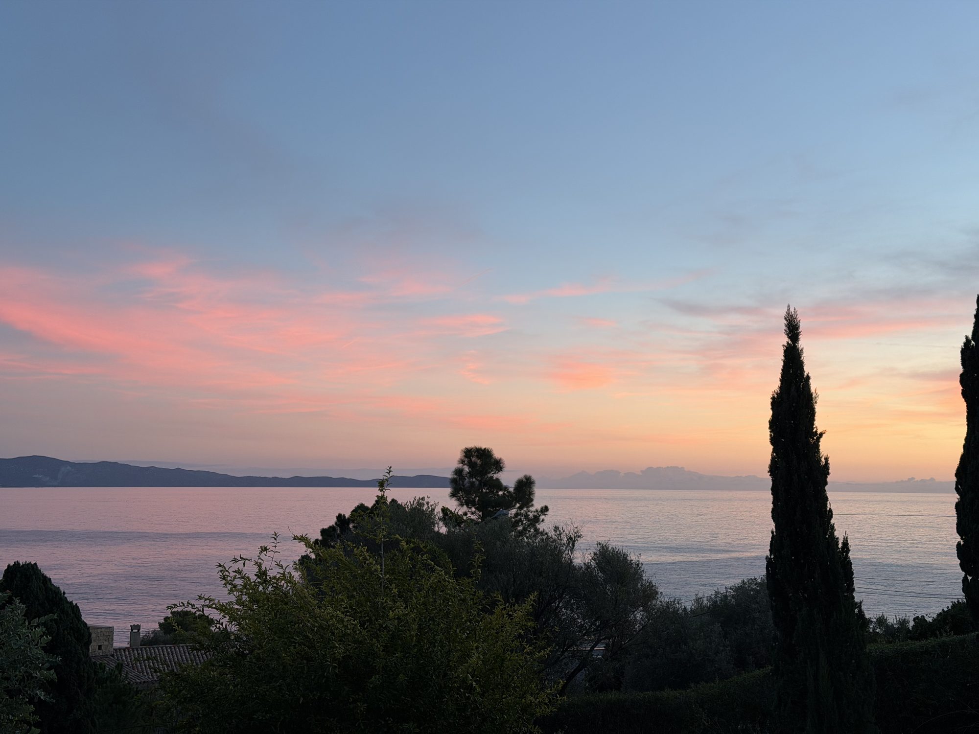 Coucher de soleil rose sur la mer