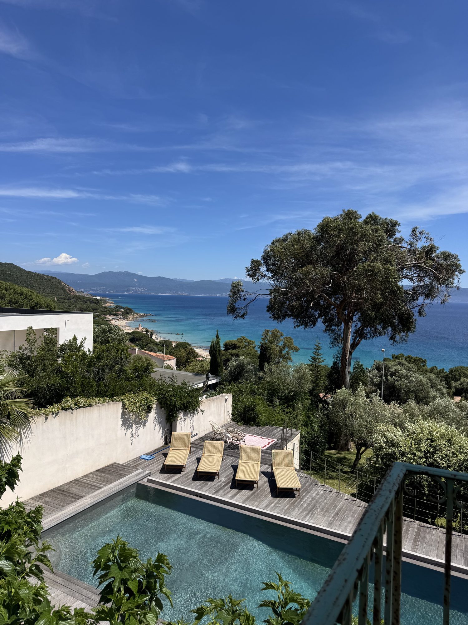 Piscine et vue panoramique sur la mer
