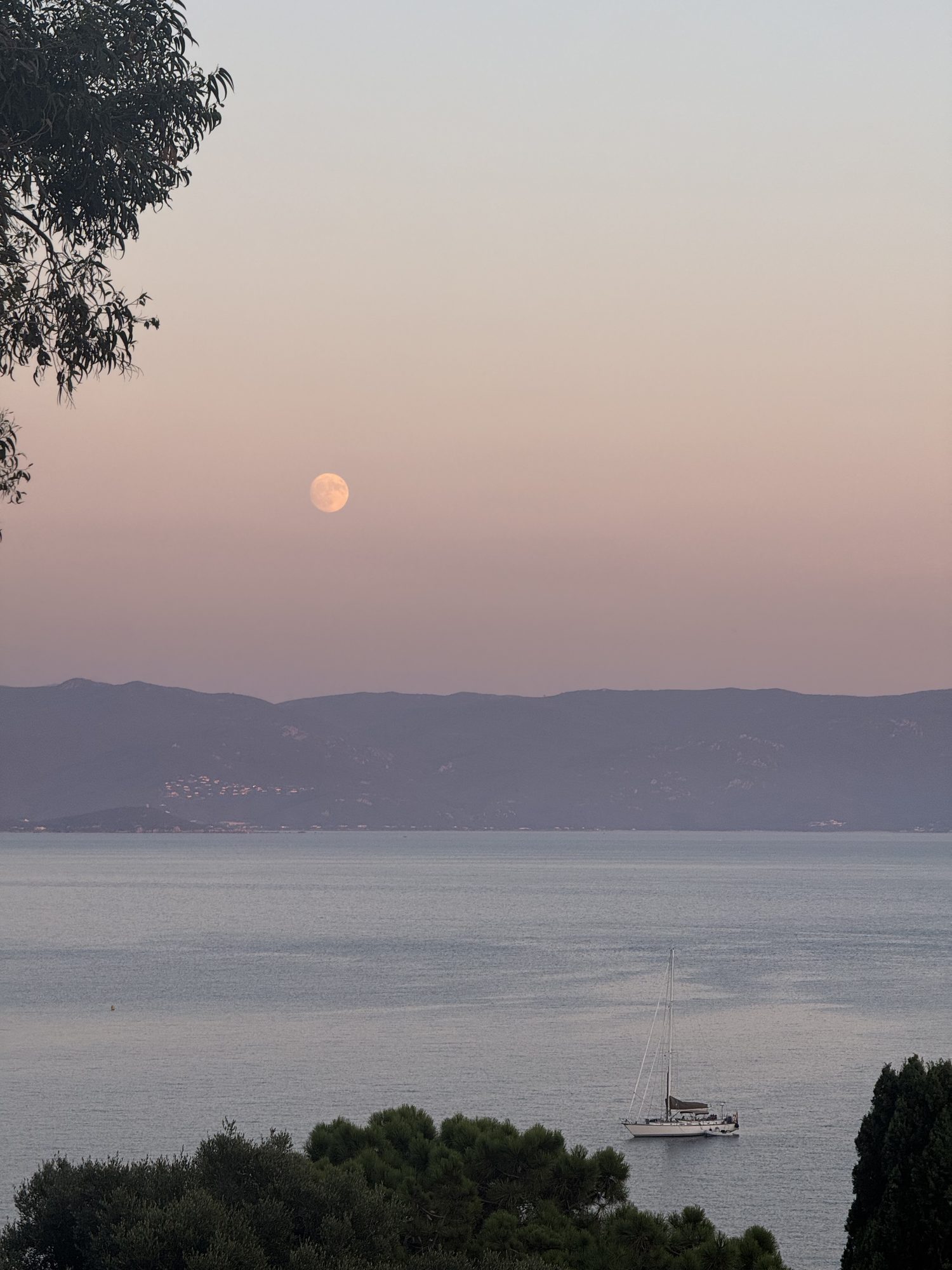 Lune et voilier au crépuscule